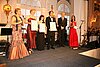  – Bei drei PreisträgerInnen wird's eng auf der Bühne: Marina Friedt, Dorothea Brummerloh, Özlem Topcu und Christian Schüle mit Laudator und Umweltaktivist Jakob von Uexküll sowie der Moderatorin des Ballabends Julia Niharika Sen. (v.l.n.r. - Foto: Florian Büh)