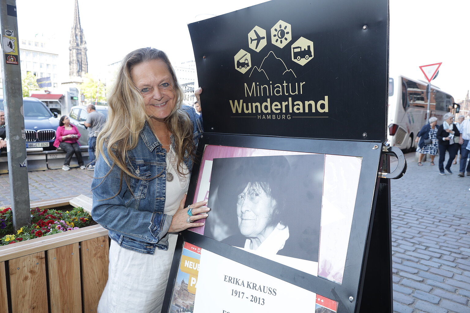  – DJV Nord-Vorsitzende Marina Friedt zeigt den Weg ins Miniatur Wunderland. Da soll sich heute etwas ganz besonderes ereignen.