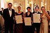 – Die drei PreisträgerInnen Petra Volquardsen, Kathrin Erdmann und Jonathan Stock werden flankiert vom Laudator Nikolaus Brender und Marina Friedt. (Foto: Florian Büh)