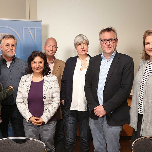 Vorstand mit kleinen Änderungen: Vorsitzende Marina Friedt, neuer Beisitzer André Herbst, Monika M. Kabay, Peter Jebsen, Anne Stark, der neue Schatzmeister Norbert Illes und Julia Doellken (v.l.n.r.) / Alle Fotos: Stephan Wallocha