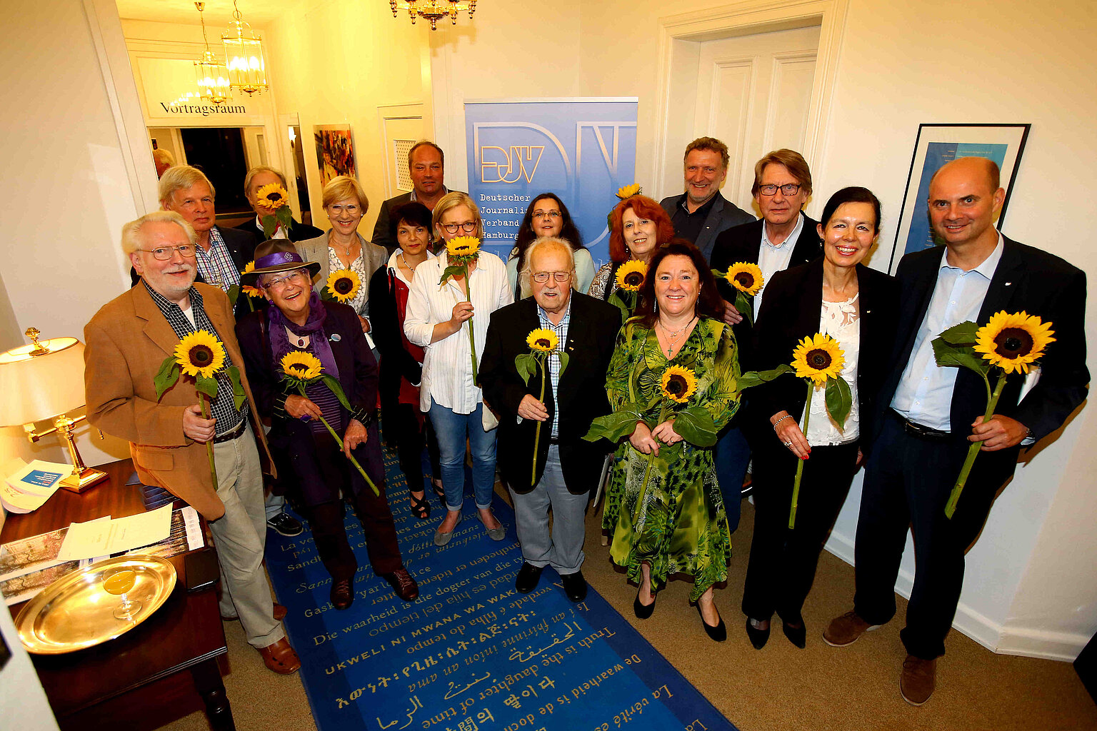 – Sonnenblumen für alle + + + Foto: Ibrahim Ot