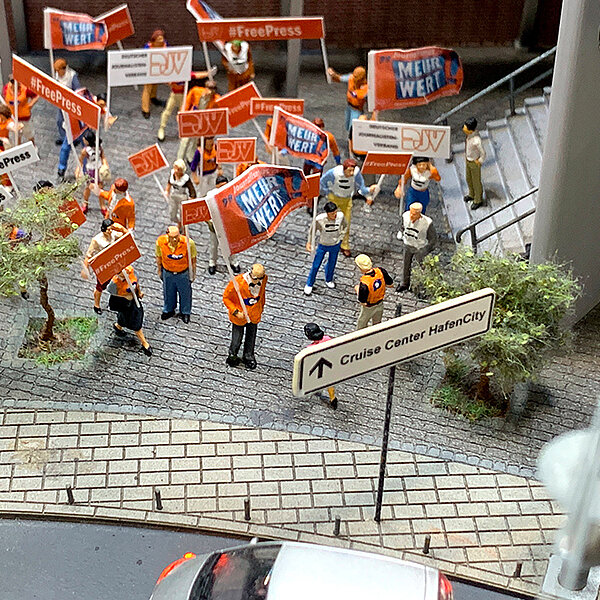 Der Demonstrationszug setzt sich in Bewegung,....