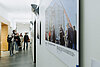 – Die großformatigen Fotos hängen im sogenannten Mood Court der Law School.