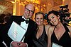 – Christian Denso und Anita Blasberg, für die es bereits der zweite Erich-Klabunde-Preis war, nehmen Marina Friedt in ihre Mitte. (Foto: Florian Büh)