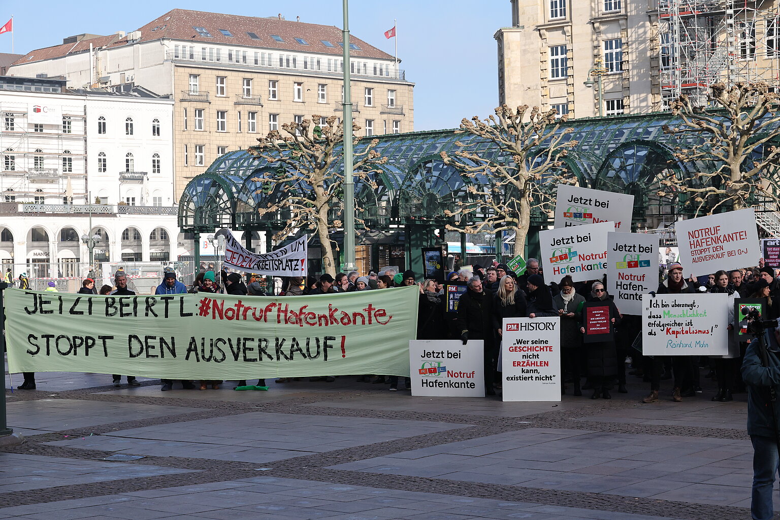 – Etwa 300 Beschäftigte von Gruner + Jahr demonstrieren auf dem Hamburger Rathausmarkt gegen den geplanten Abbau von 700 Stellen