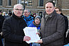  – Stern-Redaktionsbeirat Lorenz Doettinchem (l.) überreicht Mediensenator Carsten Brosda einen Appell von ca. 1.000 G+J-Beschäftigten für die Sicherung der Arbeitsplätze bei G+J und des Medienstandorts Hamburg.