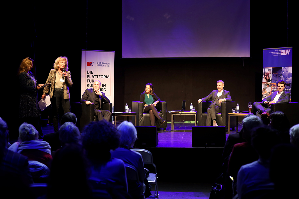 – DJV-Landesvorsitzende Marina Friedt und Dr. Cornelie Sonntag-Wolgast, Vorsitzende des Kulturforums, begrüßen....