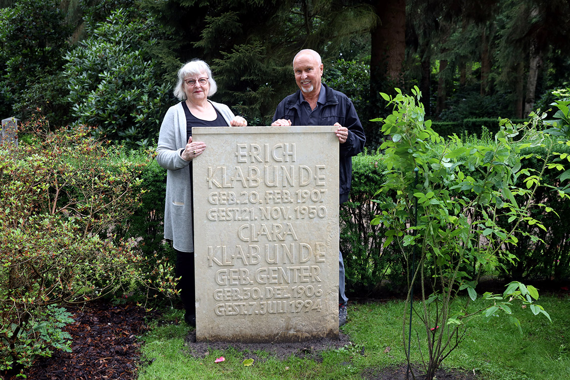  – Dr. Rita Bake und Werner Matthias mit dem Grabstein der Klabundes.