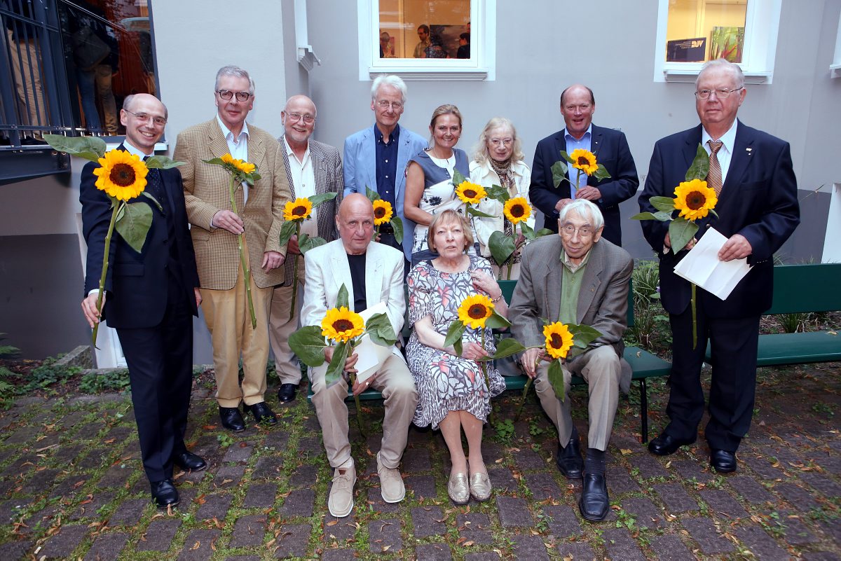 Fotos: Florian Büh/www.Gutes-Foto.de – Fürs Foto trugen die Jubilare die Blumen zurück in den Garten: Geschäftsführer Stefan Endter, Günther Bähr, Ulrich Kudrass, Dr. Horst Kreussler, Landesvorsitzende Marina Friedt, Dr. Ingeborg Zaunitzer-Haase, Peter Neumann und Jürgen Albert Schulz (v.l.n.r. stehend), Hans-Jürgen Kraft, Isolde Kaiser-Marouf und Karlheinz Mose (v.l.n.r. davor sitzend) (Foto: Florian Büh)