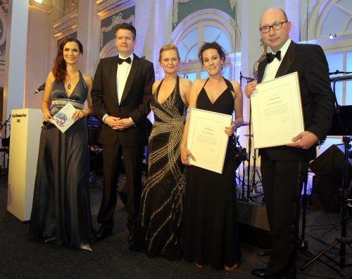  – v.l.n.r. Moderatorin Julia Sen, Laudator Lars Haider, Marina Friedt (DJV-Vorsitzende Hamburg) sowie das Gewinnerteam Anita Blasberg und Christian Denso