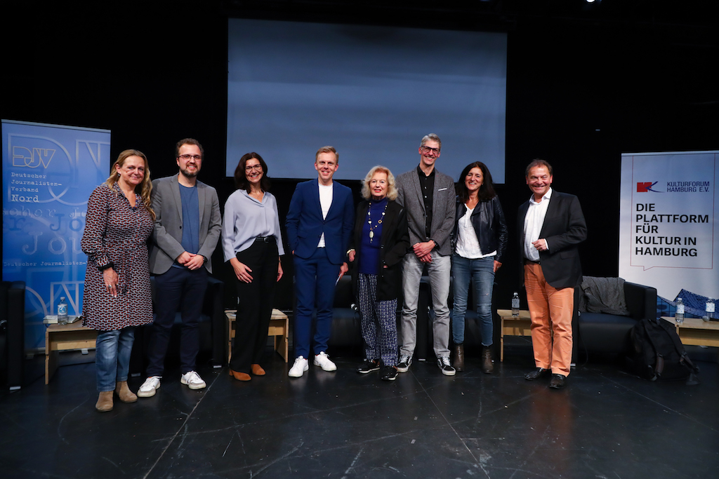  – v.l.n.r: Marina Friedt (Vorsitzende DJV Nord), Lukas Knauer, Katja Marx, Florian Zinneker, Dr. Cornelie Sonntag-Wolgast (Vorsitzende Kulturforum Hamburg), Hansjörg Schmidt, Christine Adelhardt, Dr. Hans-Ulrich Wagner. nicht im Bild: Christoph Lütgert.